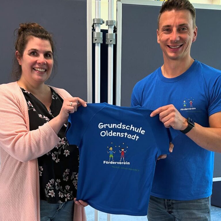 Schüler der Grundschule Oldenstadt in neuen Trikots, gespendet vom Förderverein