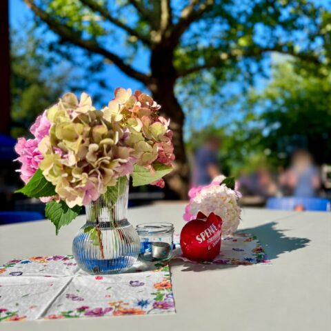 Blumendekoration und Spendenschwein des Fördervereins bei der Einschulung 2026 in Oldenstadt
