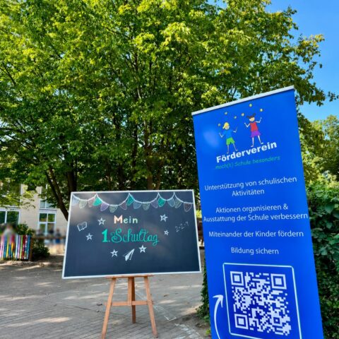 Willkommensschild zum ersten Schultag und Infobanner des Fördervereins der Grundschule Oldenstadt